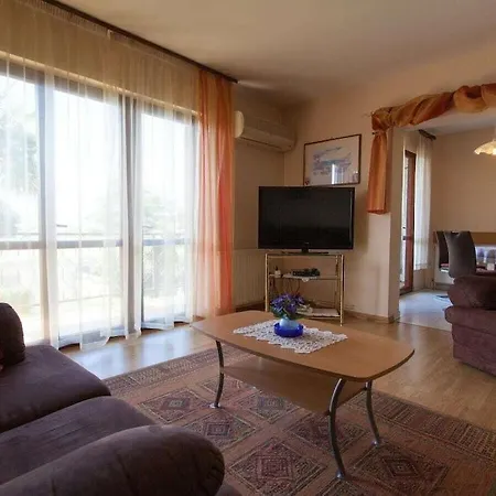 Holiday home Nediljka With 3 Bedrooms *